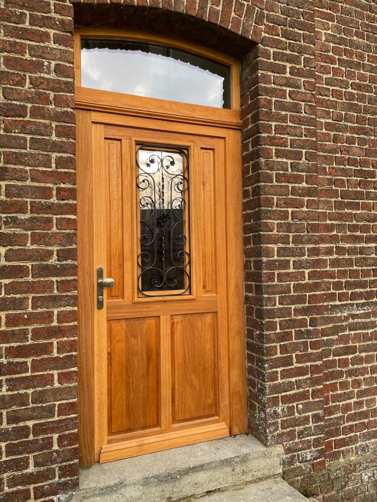 Porte extérieure sur mesure en bois massif