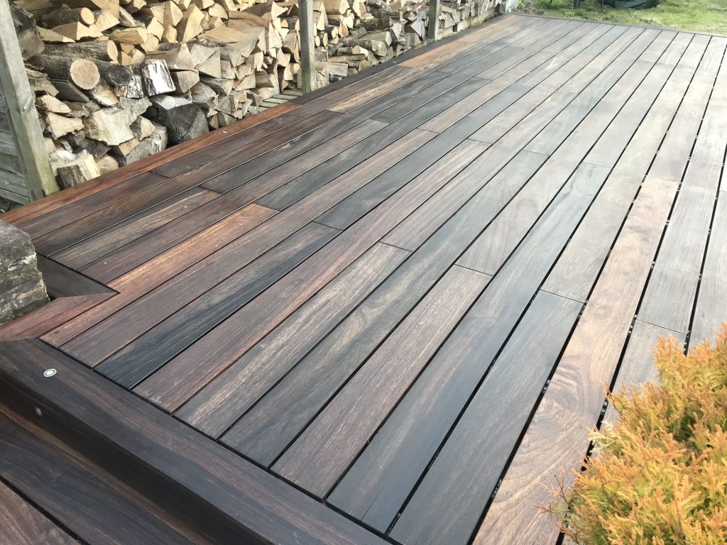 Terrasse extérieure en bois exotique