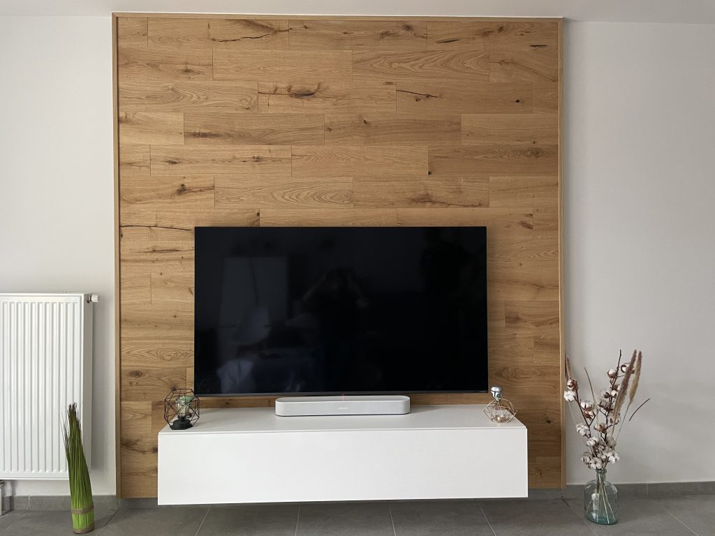 Habillage en bois massif salon